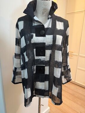 Black and white shirt with wired collar detail.  Size L